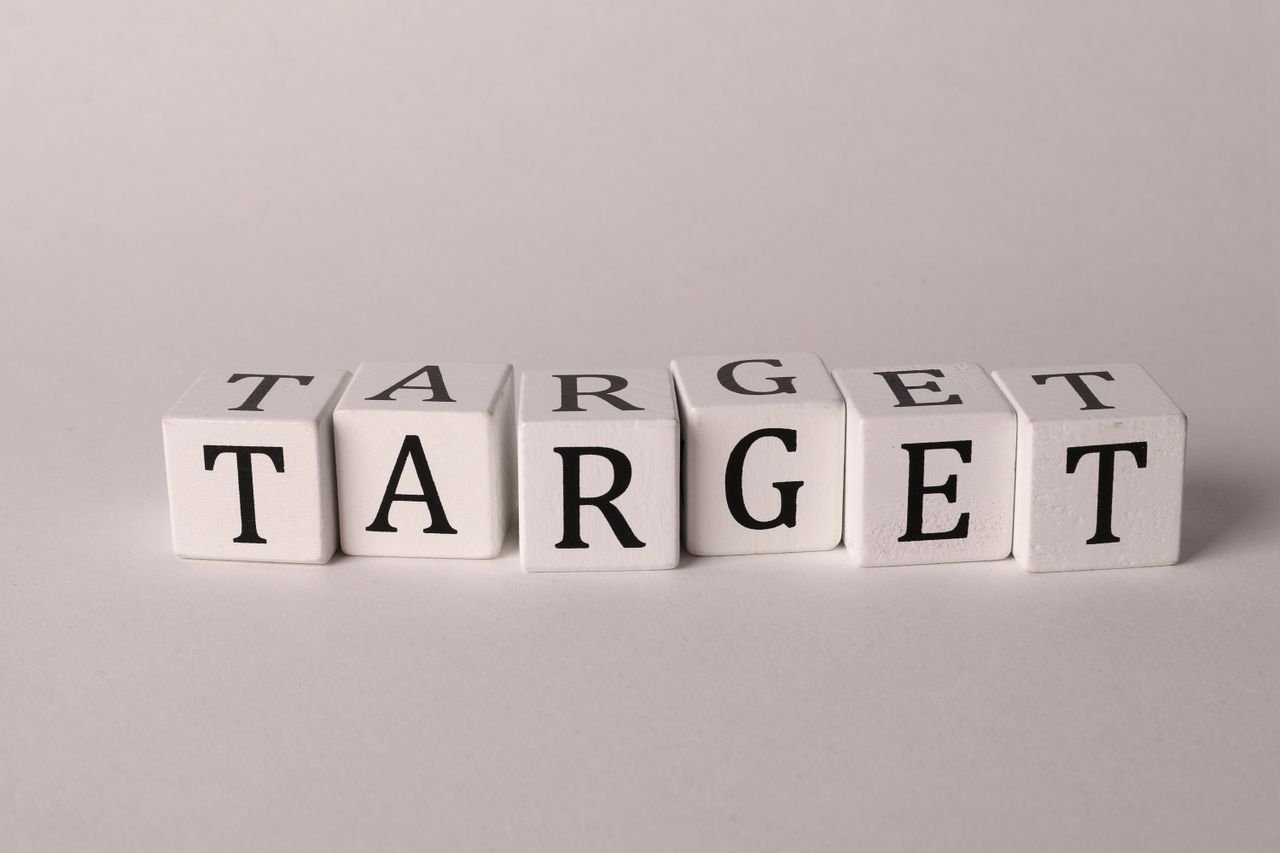 White cubes spelling 'TARGET' on a neutral background, ideal for business or marketing concepts.